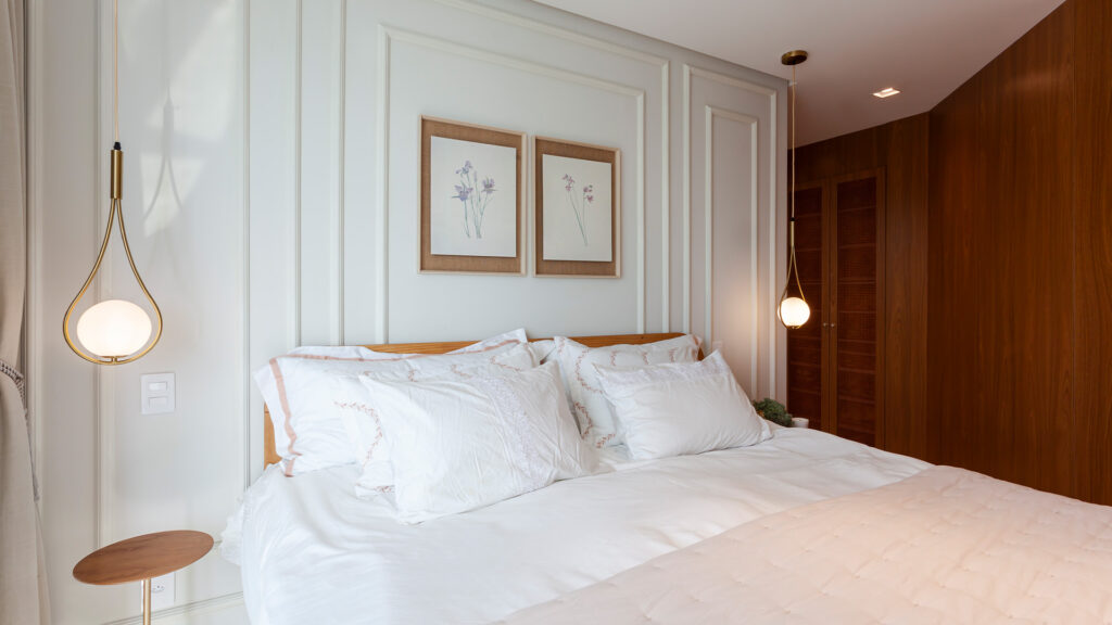 decoração boiserie aplicada em quarto minimalista.