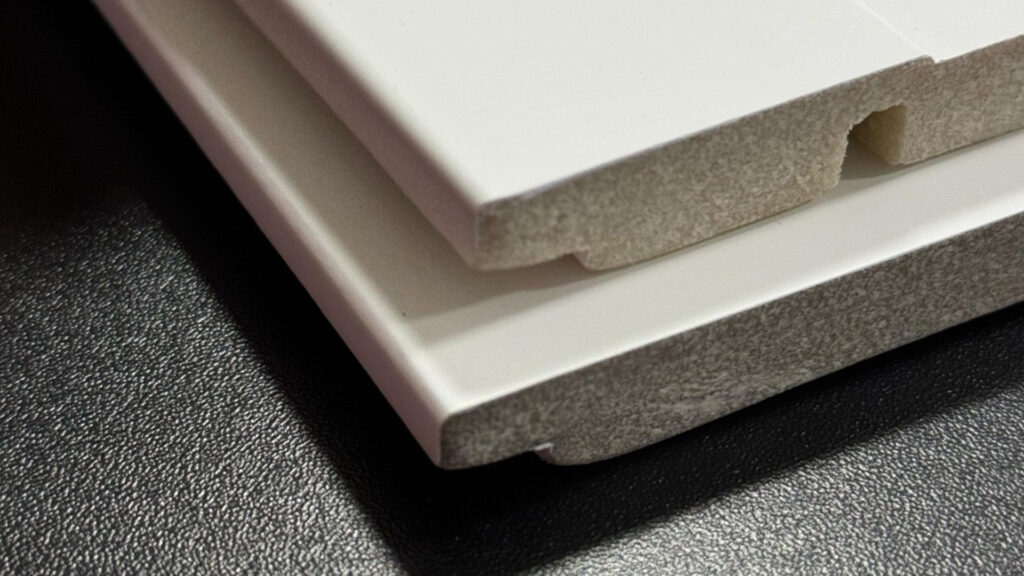 rodapés de poliestireno brancos sobrepostos.