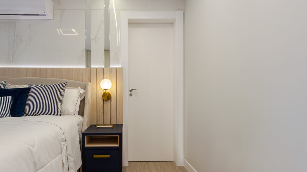 guarnição aplicada em porta de quarto branco.