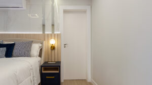 guarnição aplicada em porta de quarto branco.